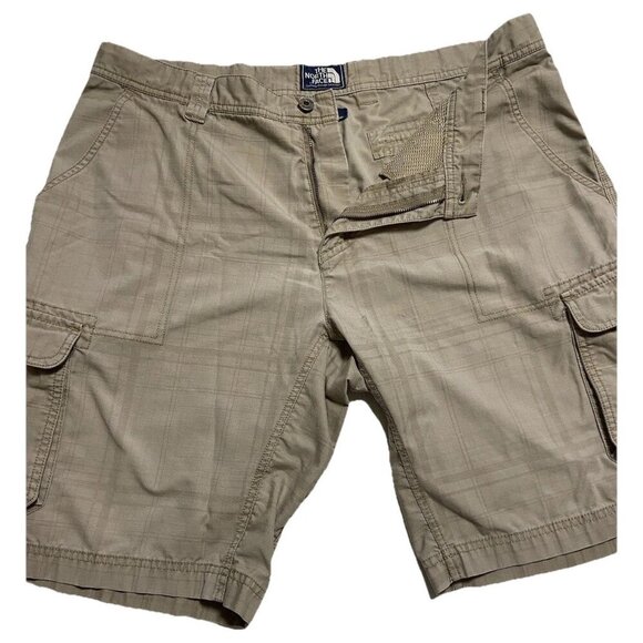 The North Face Shorts Men's Size 40 Cotton Cargo Mesh Lined Pockets - Picture 1 of 5
